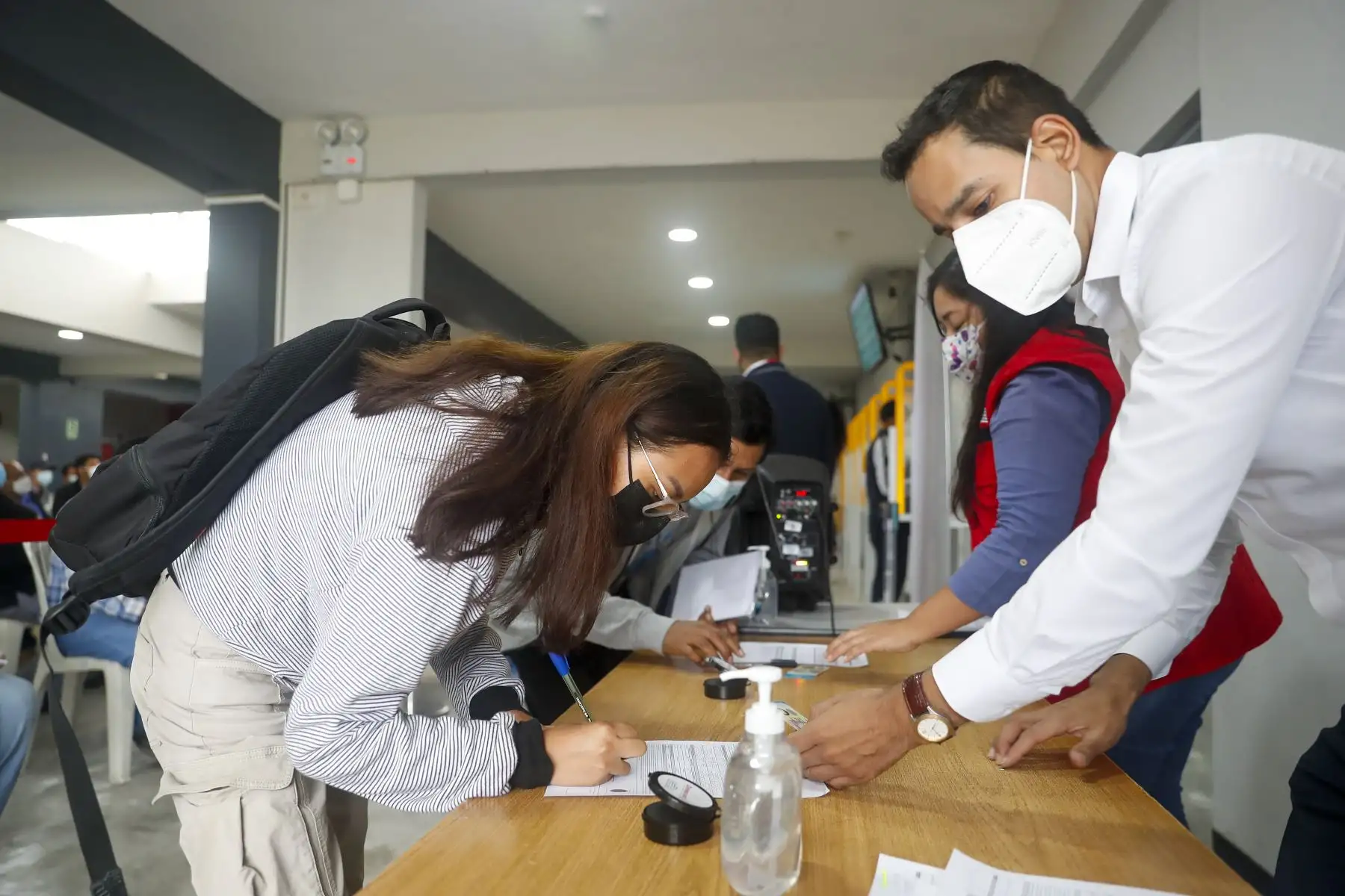 Con la finalidad de que todos los ciudadanos que tramitaron su licencia de conducir puedan contar con este documento a la brevedad, el MTC, organizó una jornada extraordinaria de entrega de brevetes físicos este fin de semana. Foto: ANDINA/Renato Pajuelo