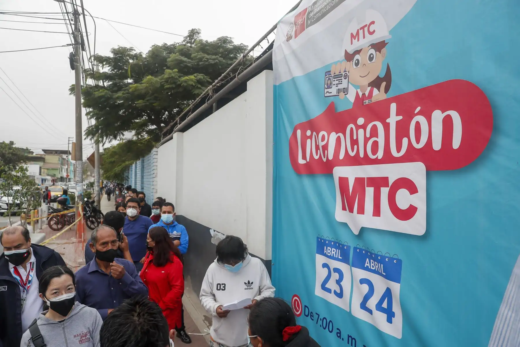 Con la finalidad de que todos los ciudadanos que tramitaron su licencia de conducir puedan contar con este documento a la brevedad, el MTC, organizó una jornada extraordinaria de entrega de brevetes físicos este fin de semana. Foto: ANDINA/Renato Pajuelo