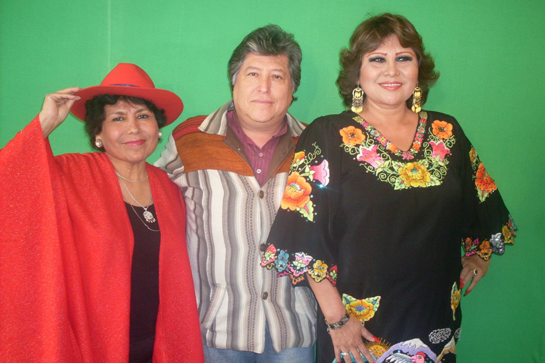 Lima - 26 julio 2012 / Martina Portocarrero junto a Julio Humala, del Dúo Arguedas, y Amanda Portales cuando se preparaban para el concierto "El gran encuentro". Foto: Difusión