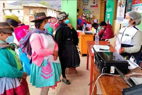 El Seguro Integral de Salud inició la campaña gratuita “Vamos por ti, asegúrate al SIS”, que llegará a 2,426 comunidades nativas amazónicas, andinas y fronterizas de 23 regiones del país, para afiliar y actualizar la información de miles de pobladores que viven en las zonas más alejadas en el país, en condición de pobreza y pobreza extrema.