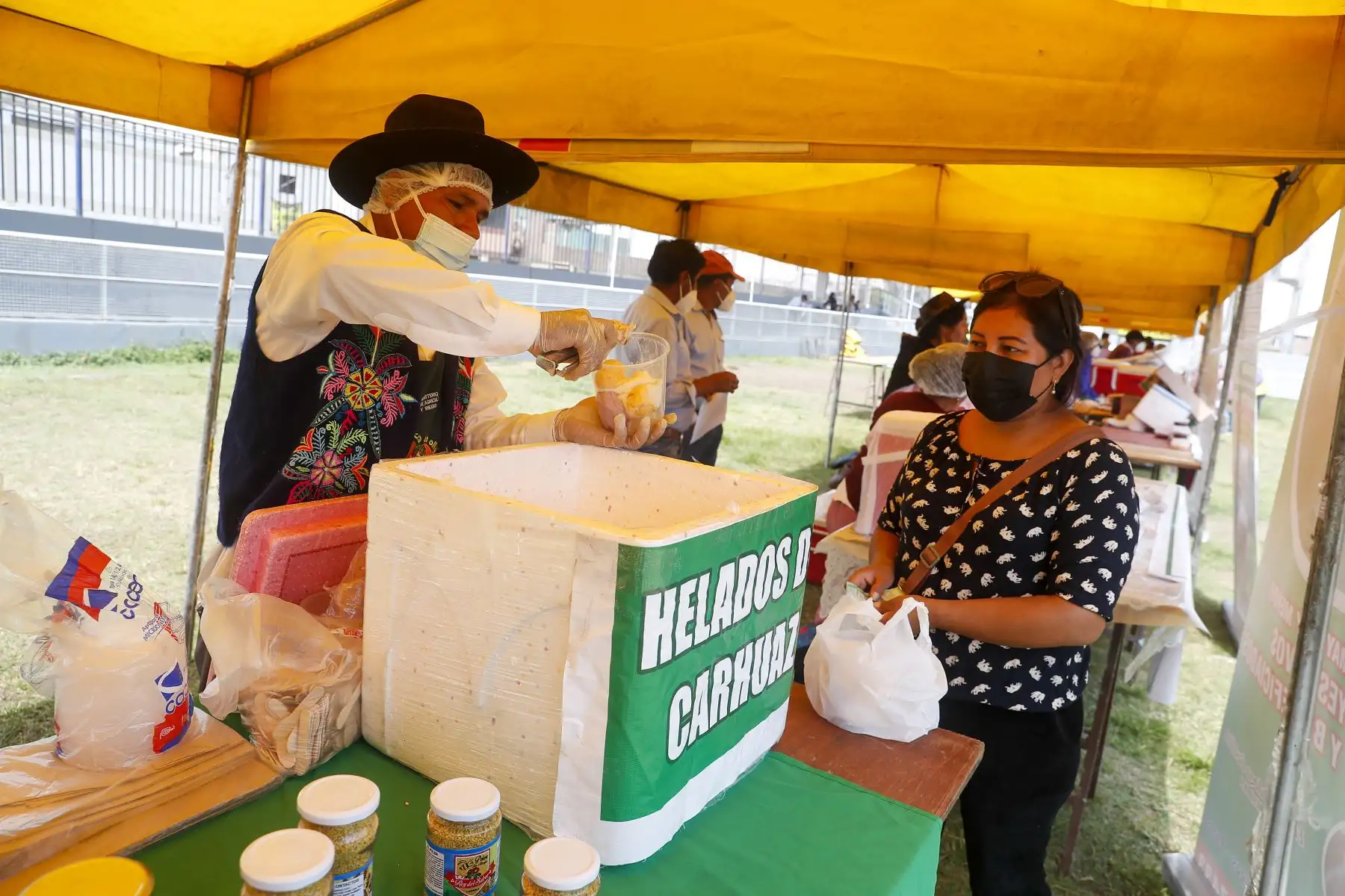 Productores de 09 regiones del país ofertan sus productos a módicos precios en la I feria De la Chacra a la Olla 2022, desarrollado por el Midagri, a través de Agro Rural, entre el 23 y 24 de abril en Av San Marcos con San Aurelio de Chorrillos. Foto: ANDINA/Renato Pajuelo