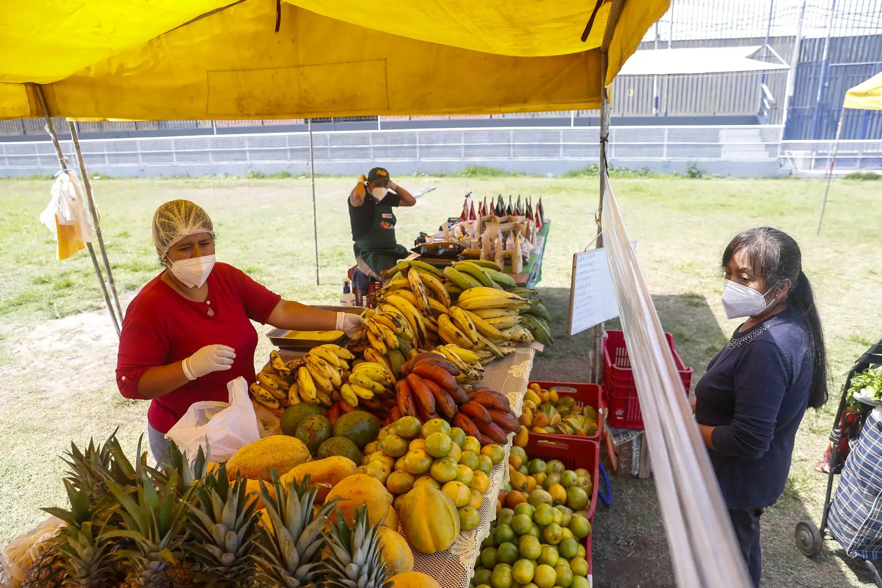 Productores de 09 regiones del país ofertan sus productos a módicos precios en la I feria De la Chacra a la Olla 2022, desarrollado por el Midagri, a través de Agro Rural, entre el 23 y 24 de abril en Av San Marcos con San Aurelio de Chorrillos. Foto: ANDINA/Renato Pajuelo