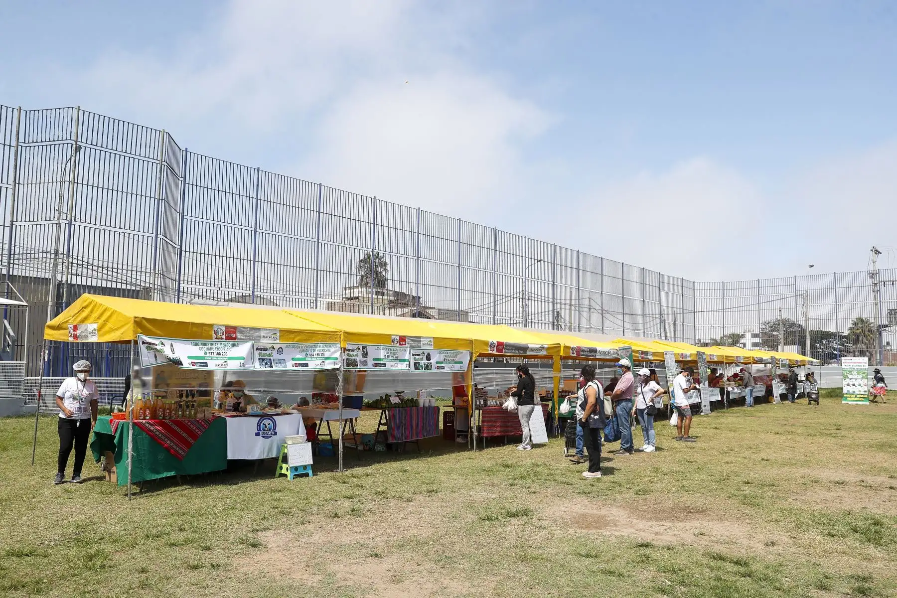 Productores de 09 regiones del país ofertan sus productos a módicos precios en la I feria De la Chacra a la Olla 2022, desarrollado por el Midagri, a través de Agro Rural, entre el 23 y 24 de abril en Av San Marcos con San Aurelio de Chorrillos. Foto: ANDINA/Renato Pajuelo