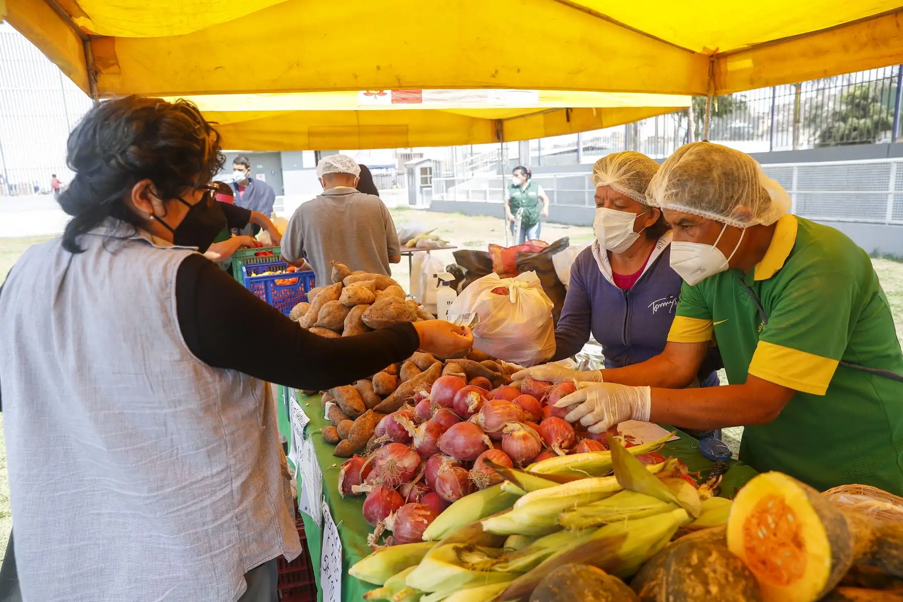 Productores de 09 regiones del país ofertan sus productos a módicos precios en la I feria De la Chacra a la Olla 2022, desarrollado por el Midagri, a través de Agro Rural, entre el 23 y 24 de abril en Av San Marcos con San Aurelio de Chorrillos. Foto: ANDINA/Renato Pajuelo