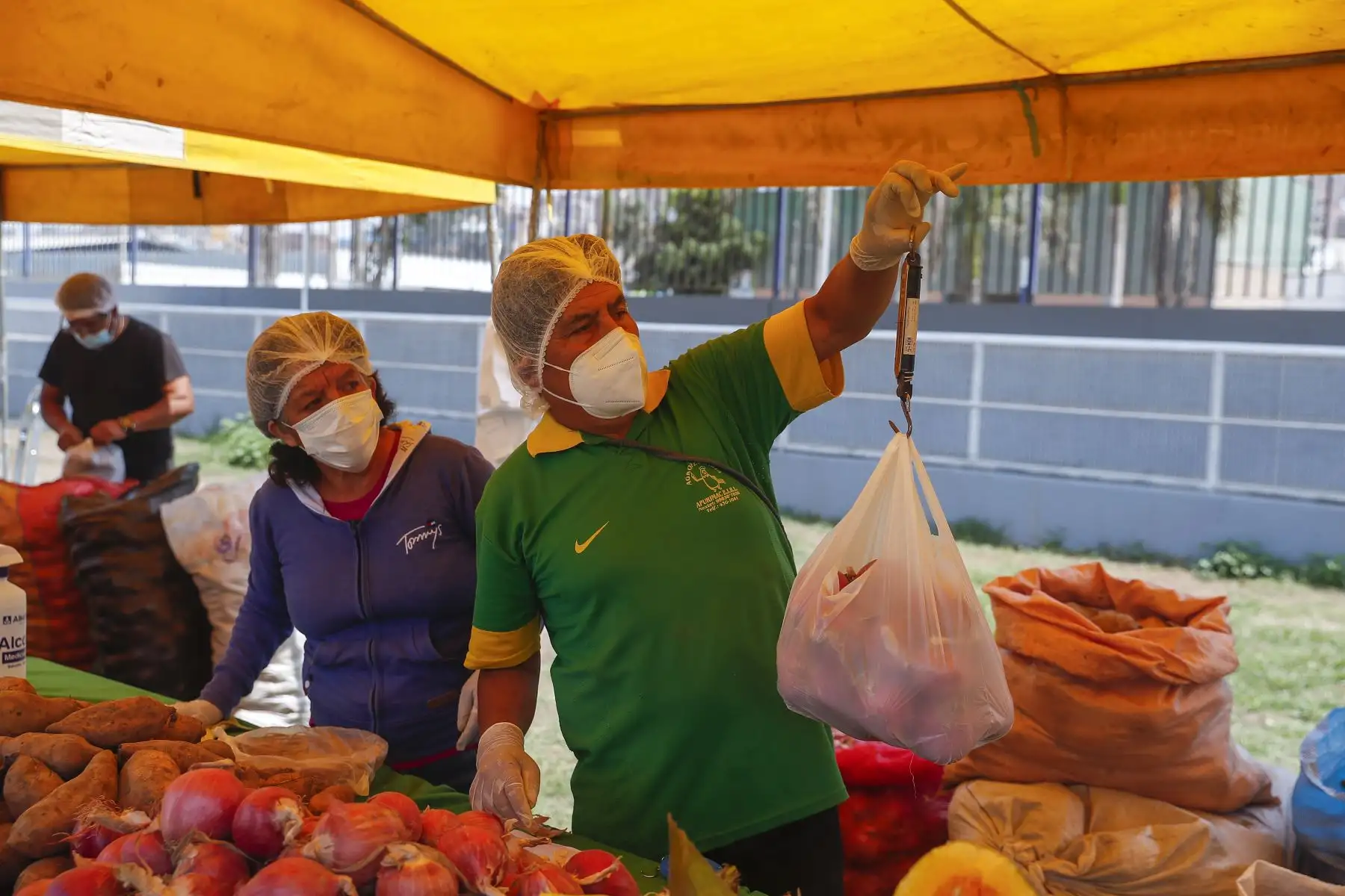 Productores de 09 regiones del país ofertan sus productos a módicos precios en la I feria De la Chacra a la Olla 2022, desarrollado por el Midagri, a través de Agro Rural, entre el 23 y 24 de abril en Av San Marcos con San Aurelio de Chorrillos. Foto: ANDINA/Renato Pajuelo