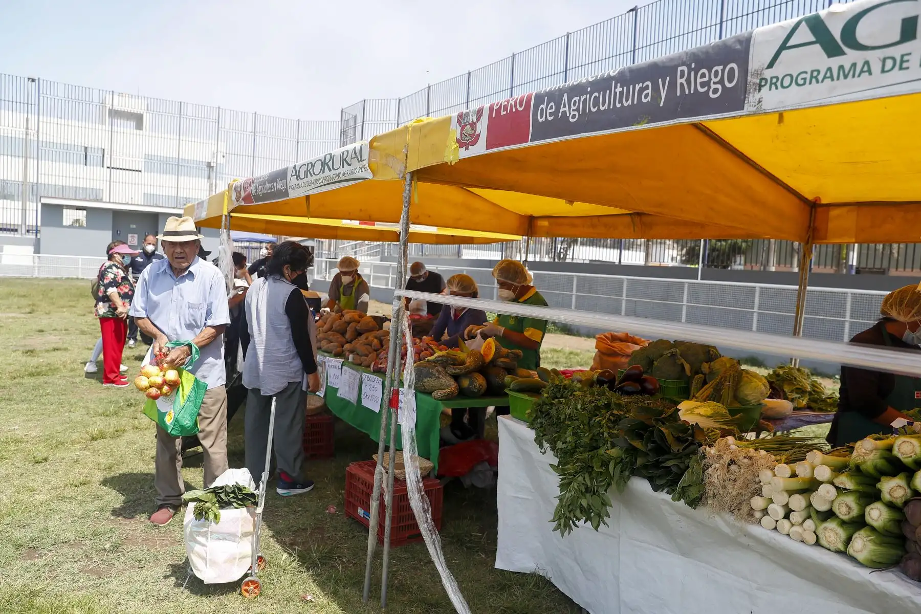 Productores de 09 regiones del país ofertan sus productos a módicos precios en la I feria De la Chacra a la Olla 2022, desarrollado por el Midagri, a través de Agro Rural, entre el 23 y 24 de abril en Av San Marcos con San Aurelio de Chorrillos. Foto: ANDINA/Renato Pajuelo