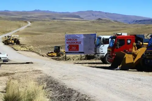 La carretera Checca-Mazocruz tendrá 73 kilómetros de longitud, dos carriles, bermas laterales y cunetas.