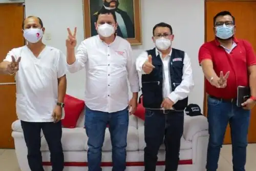 El viceministro de Salud Pública, Joel Candia Briceño, cumplió una importante agenda de trabajo en su visita a la región Piura, donde logró concretar compromisos conjuntos con el gobernador regional de Piura, Servando García Correa, con el objetivo de aunar esfuerzos para mejorar los servicios de salud y afianzar las medidas de prevención y control del dengue para proteger la salud de la población.