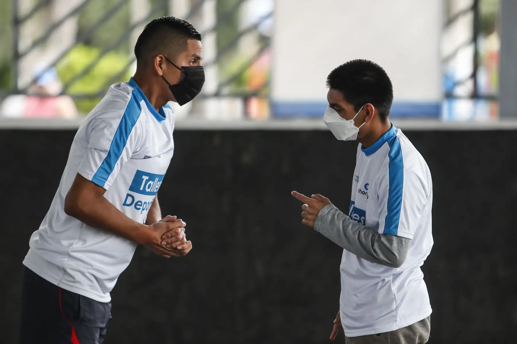 Adolescentes con ceguera entrenan para futuras competencias de fútbol, en el Complejo Nº 4 de Chorrillos. Brian consulta algunos ejercicios previo a sus entrenamientos. 
Foto: ANDINA/Renato Pajuelo