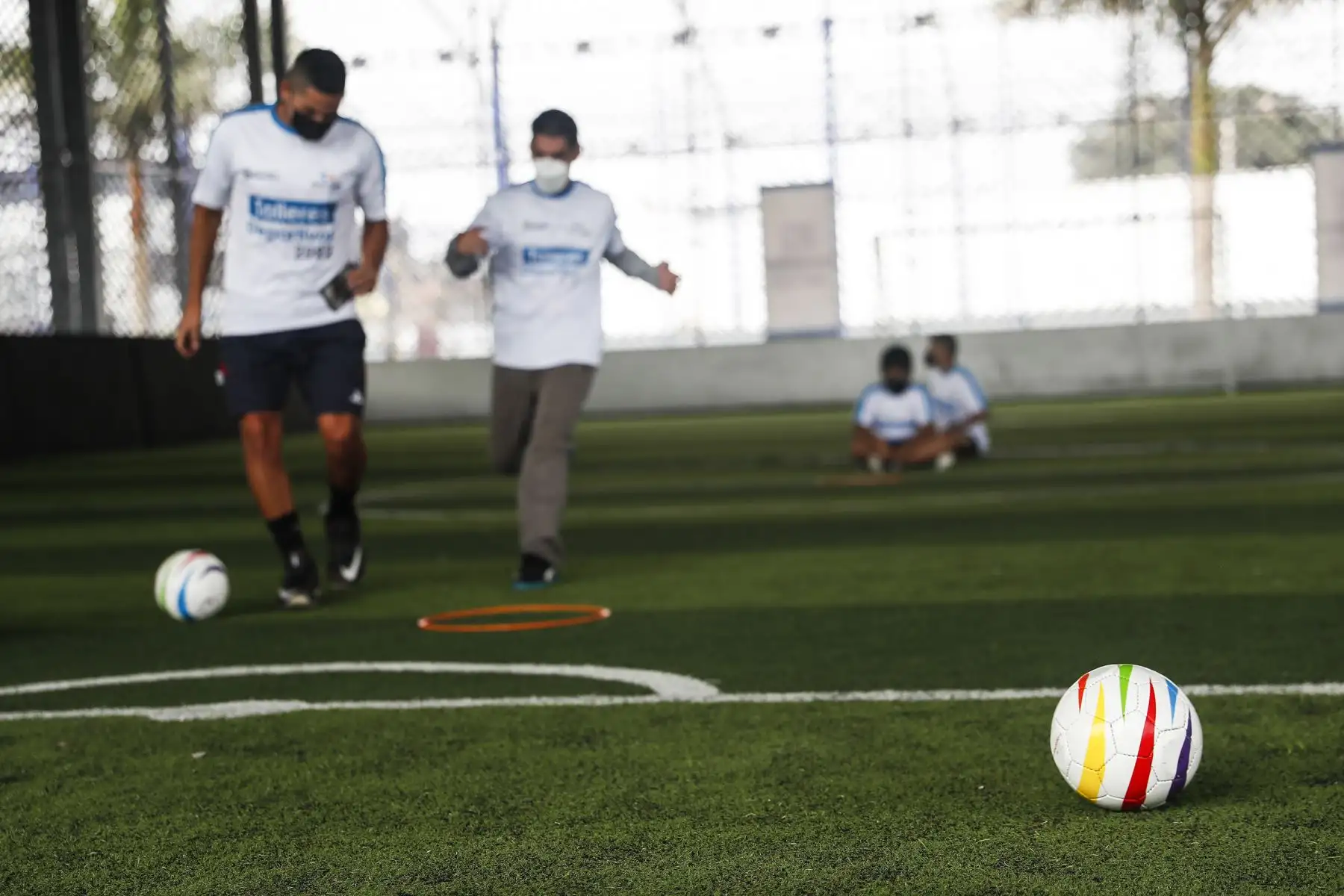 Se juega con una pelota que lleva en su interior  seis cascabeles que permiten a los jugadores guiarse mientras tienen el balón. La losa deportiva está implementada con vallas ubicadas lateralmente, lo cual los ayuda en la orientación, y evita que nuestros aguerridos futbolistas abandonen constantemente el campo de juego. 
Foto: ANDINA/Renato Pajuelo