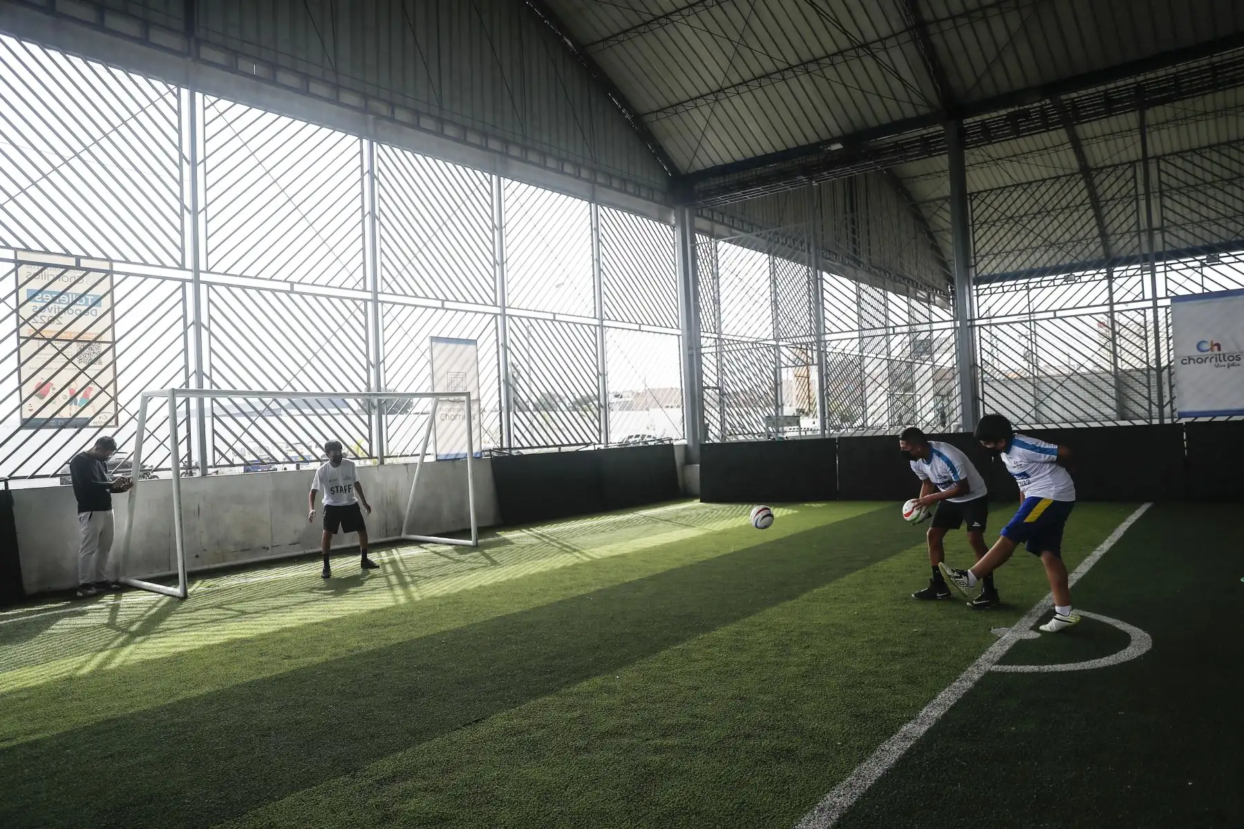 Adolescentes con ceguera entrenan para futuras competencias de fútbol, en el Complejo Nº 4 de Chorrillos. Cristiano dispara desde el punto penal bajo las indicaciones de su profesor. Foto: ANDINA/Renato Pajuelo