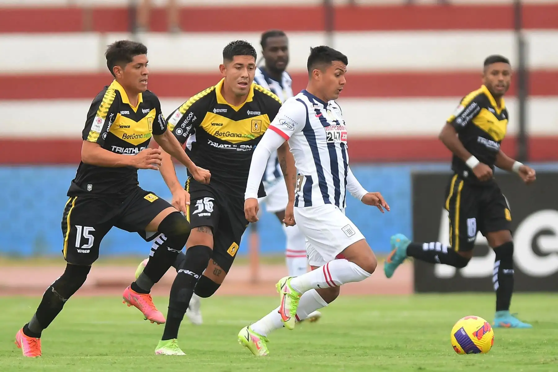 Jairo Concha disputa el balón ante jugadores del Cantolao por la jornada 11 de la Liga 1 en el Estadio Miguel Grau. 
Foto: Liga 1 Jairo Concha disputa el balón ante jugadores del Cantolao por la jornada 11 de la Liga 1 en el Estadio Miguel Grau. 
Foto: Liga 1