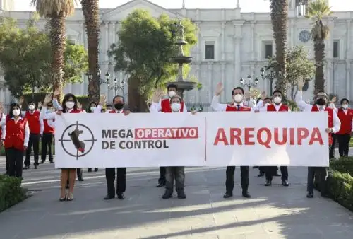 Personal de la Contraloría General de la República identificó en la municipalidad distrital de Yanahuara, en la región Arequipa, la construcción de tres módulos de seguridad ciudadana que provocaron un perjuicio económico de 443,891 soles, por no contar con estudios técnicos ni autorizaciones de entidades competentes, imposibilitando su funcionamiento.