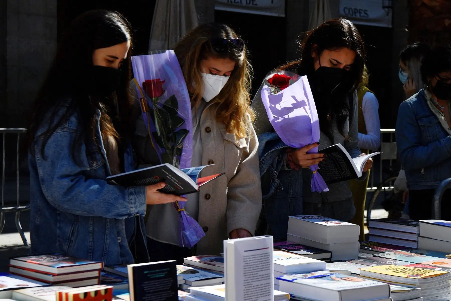 La gente compra libros durante las festividades de Sant Jordi que marcan el día de San Jorge en Barcelona.
Foto: AFP