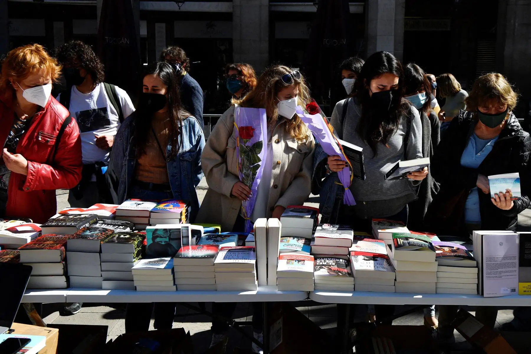 La gente compra libros durante las festividades de Sant Jordi que marcan el día de San Jorge en Barcelona.
Foto: AFP