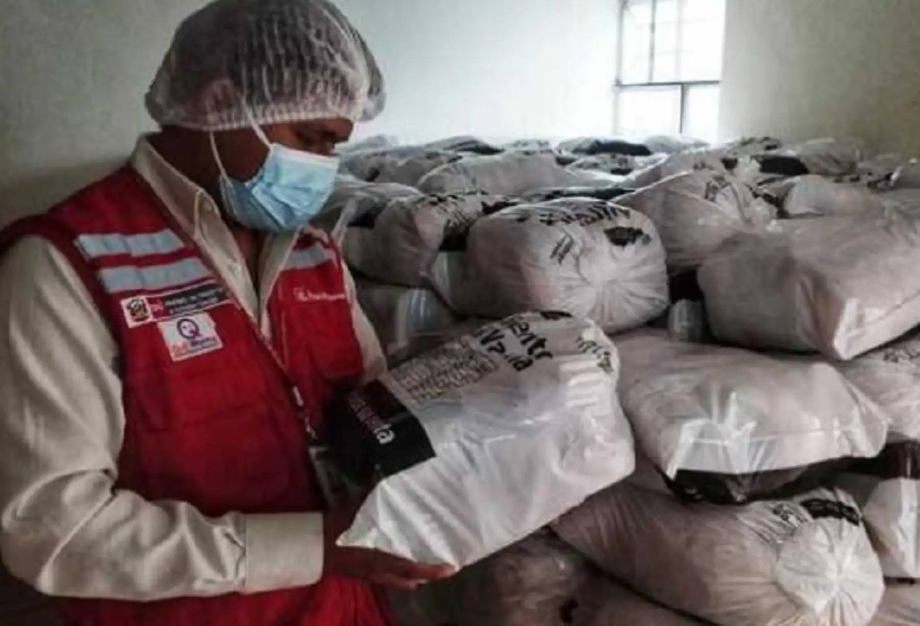 Esta entrega de alimentos a los gobiernos locales se realizó dentro de los alcances del Decreto Legislativo N° 1472, que faculta a Qali Warma a adquirir y distribuir comestibles para atender a personas en situación de vulnerabilidad, a solicitud de municipalidades, ministerios, entre otros.