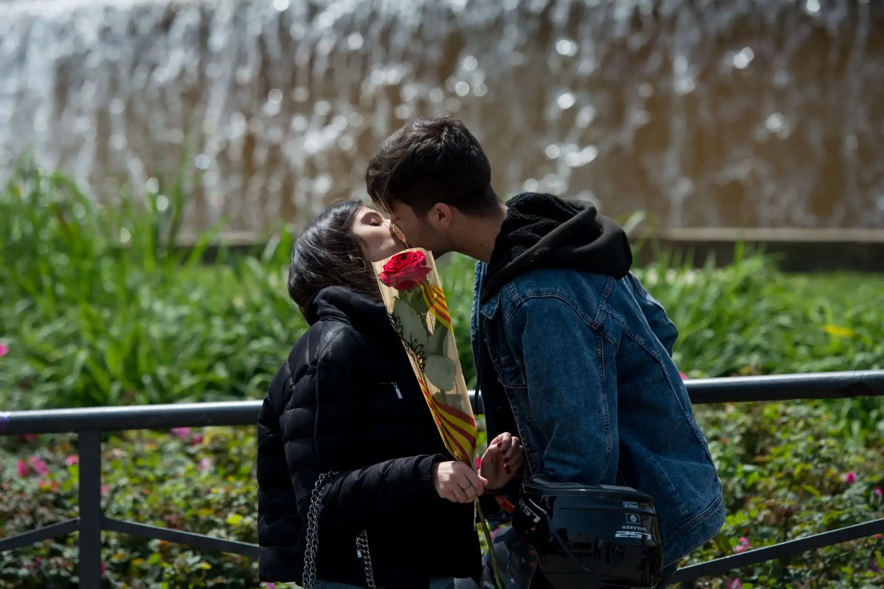 Tradicionalmente, los hombres dan rosas a las mujeres y las mujeres les dan a los hombres un libro para celebrar la festividad catalana, también conocida como "El día de la rosa" o "El día del libro".
Foto: AFP