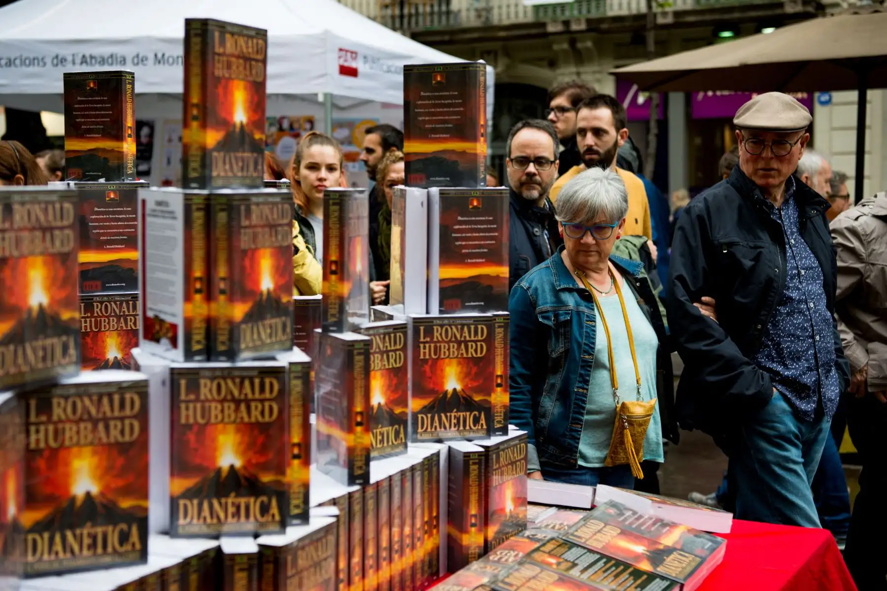 Los visitantes miran los libros que se exhiben durante las festividades de Sant Jordi que marcan el día de San Jorge en Barcelona.
Foto: AFP