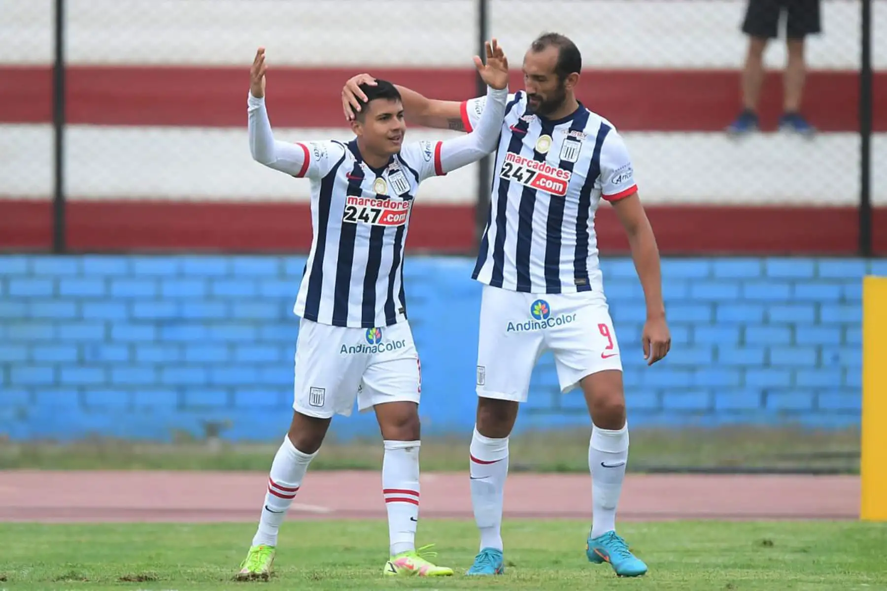 Jairo Concha celebra su gol junto a Hernán Barcos de Alianza Lima por la jornada 11 de la Liga 1 en el Estadio Miguel Grau. 
Foto: Liga 1 Jairo Concha celebra su gol junto a Hernán Barcos de Alianza Lima por la jornada 11 de la Liga 1 en el Estadio Miguel Grau. 
Foto: Liga 1