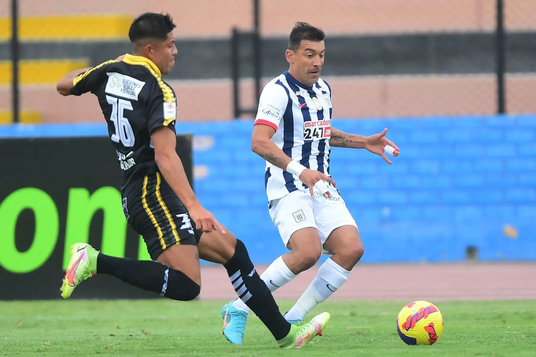 Erick Gonzales de Catolao  disputa el balón ante el jugador de Alianza Lima por la jornada 11 de la Liga 1 en el Estadio Miguel Grau. 
Foto: Liga 1 Erick Gonzales de Catolao  disputa el balón ante el jugador de Alianza Lima por la jornada 11 de la Liga 1 en el Estadio Miguel Grau. 
Foto: Liga 1