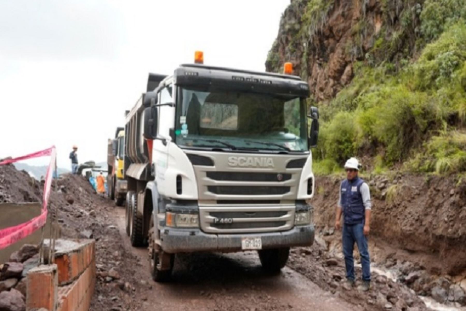 En el distrito de Machu Picchu se interviene en un tramo de 540 metros de longitud, donde se remueven y retiran escombros que impiden la transitabilidad vehicular y peatonal.