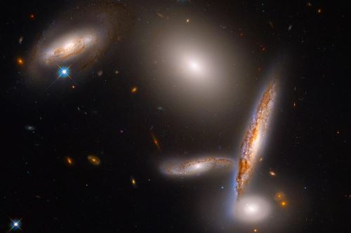 Estudiar los detalles de las galaxias en grupos cercanos como este ayuda a los astrónomos a determinar cuándo y dónde se ensamblaron las galaxias, y con qué se ensamblaron. Foto: NASA