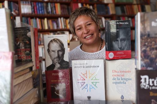 Mabel Cueva tiene más de dos décadas como librera en jirón Quilca, en Lima. La Librería del Centro se llama su local. Foto: ANDINA/Melina Mejía.