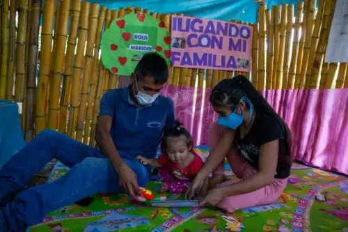 El convenio de cesión abarca todos los contenidos de Cuna Más Radial, plataforma desarrollada en el 2020 como parte de la intervención no presencial del programa social para las usuarias y usuarios de su Servicio de Cuidado Diurno (SCD) y Servicio de Acompañamiento a Familias (SAF), en el contexto del covid-19.