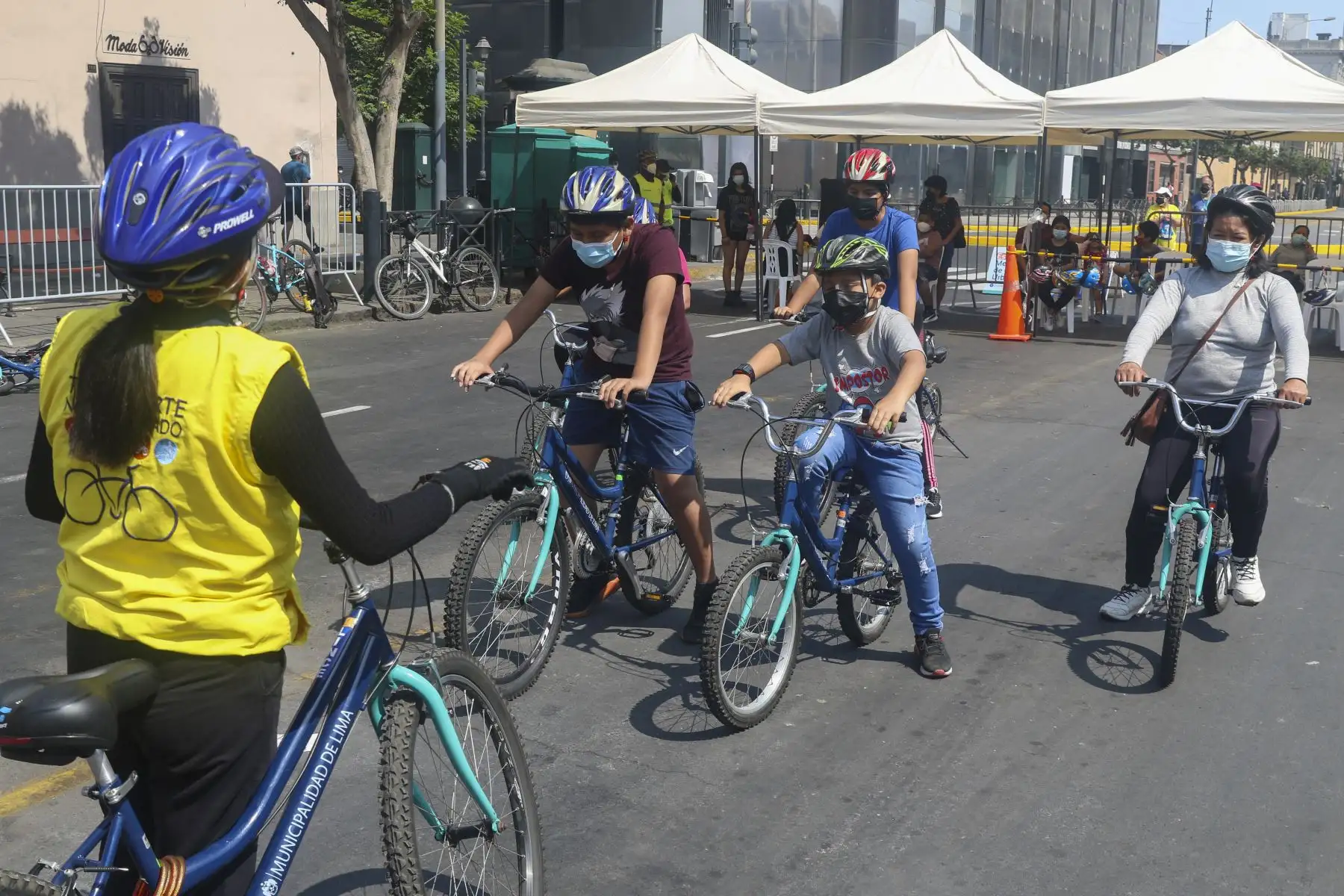 La Escuela Metropolitana de Ciclismo Urbano ofreció clases gratuitas de manejo de bicicleta en los jirones Cusco y Lampa, además también estuvo presente la feria Mujer Emprende, en la primera cuadra del Jr. Santa Rosa, donde se ofrecieron todo tipo de productos como: ropa, mascarillas, bisutería, accesorios para vestuario y cabello; además de postres y productos hechos a mano. Foto: ANDINA/Eddy Ramos