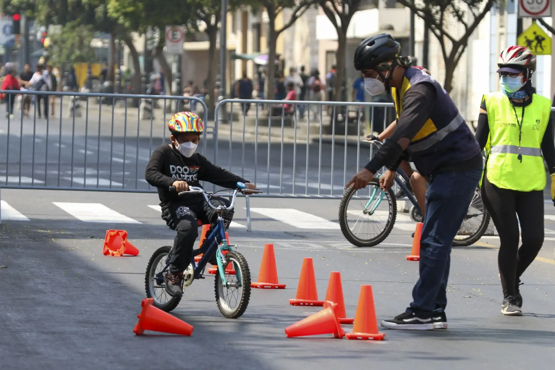 La Escuela Metropolitana de Ciclismo Urbano ofreció clases gratuitas de manejo de bicicleta en los jirones Cusco y Lampa, además también estuvo presente la feria Mujer Emprende, en la primera cuadra del Jr. Santa Rosa, donde se ofrecieron todo tipo de productos como: ropa, mascarillas, bisutería, accesorios para vestuario y cabello; además de postres y productos hechos a mano. Foto: ANDINA/Eddy Ramos