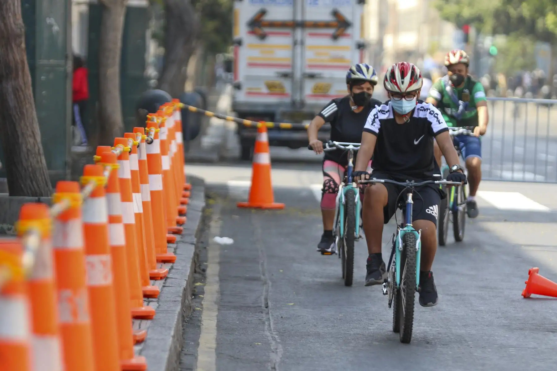 La Escuela Metropolitana de Ciclismo Urbano ofreció clases gratuitas de manejo de bicicleta en los jirones Cusco y Lampa, además también estuvo presente la feria Mujer Emprende, en la primera cuadra del Jr. Santa Rosa, donde se ofrecieron todo tipo de productos como: ropa, mascarillas, bisutería, accesorios para vestuario y cabello; además de postres y productos hechos a mano. Foto: ANDINA/Eddy Ramos