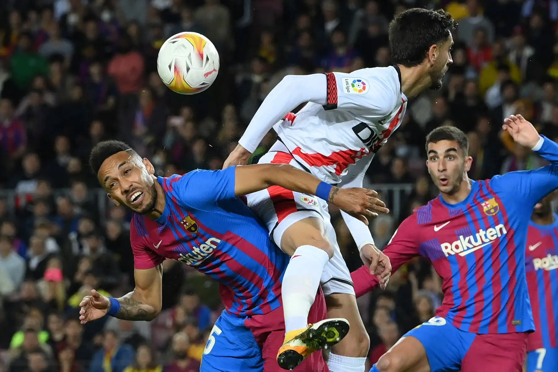 El centrocampista gabonés del Barcelona Pierre-Emerick Aubameyang compite con el defensor español del Rayo Vallecano, Alejandro Catena, durante el partido de fútbol de la liga española entre el FC Barcelona y el Rayo Vallecano de Madrid en el estadio Camp Nou de Barcelona.
Foto: AFP