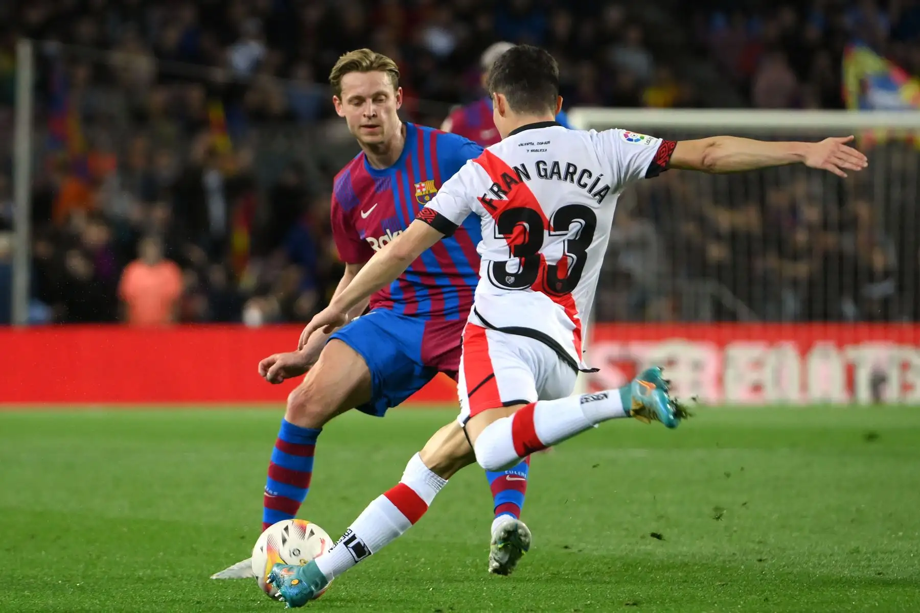 El defensa español del Rayo Vallecano, Fran García, compite con el mediocampista holandés del Barcelona, ​​Frenkie De Jong, durante el partido de fútbol de la liga española entre el FC Barcelona y el Rayo Vallecano de Madrid en el estadio Camp Nou.
Foto: AFP
