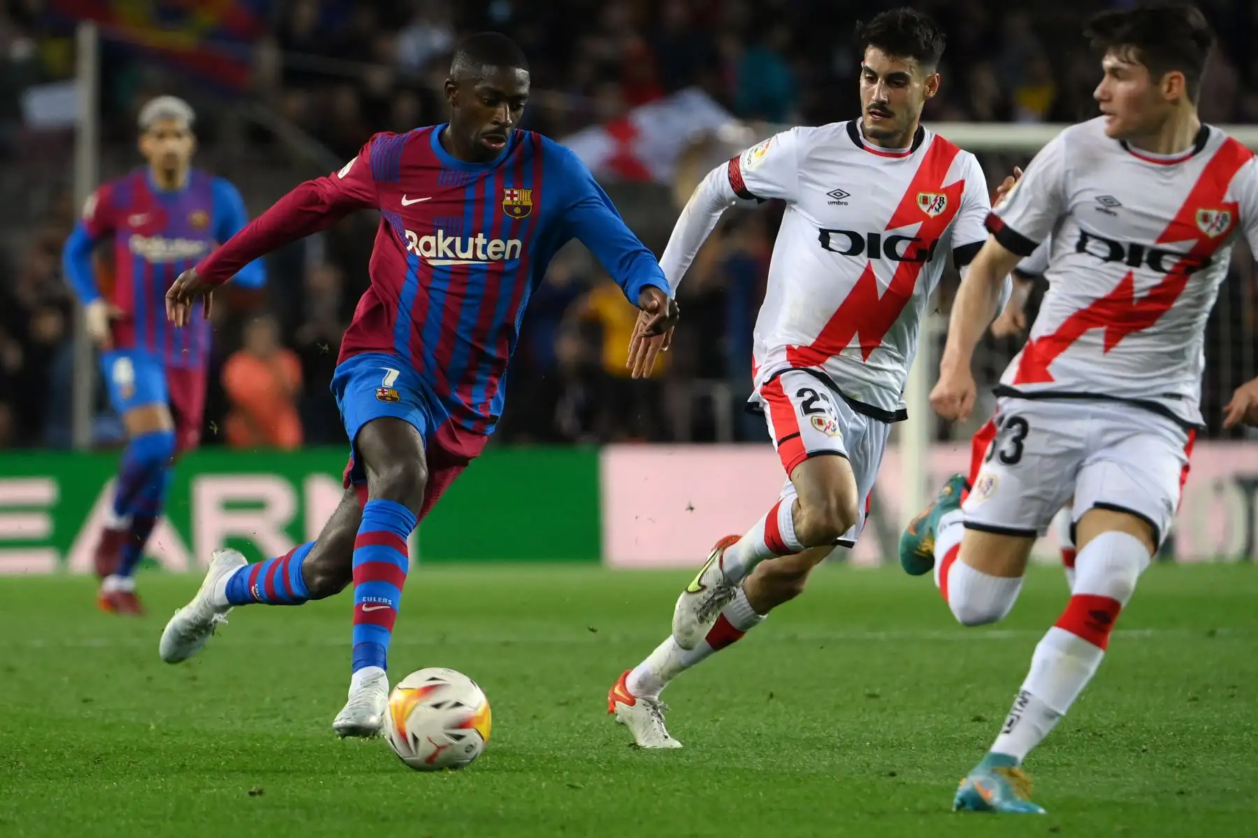 El delantero francés del Barcelona Ousmane Dembele  corre con el balón durante el partido de fútbol de la liga española entre el FC Barcelona y el Rayo Vallecano de Madrid en el estadio Camp Nou de Barcelona.
Foto: AFP