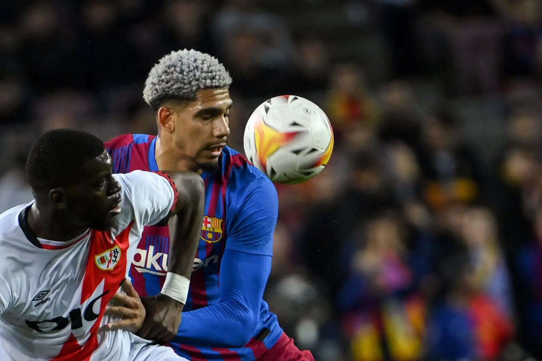 El defensa uruguayo de Barcelona, ​​Ronald Araujo, compite con el mediocampista francés del Rayo Vallecano, Randy Nteka, durante el partido de fútbol de la liga española entre el FC Barcelona y el Rayo Vallecano de Madrid en el estadio Camp Nou de Barcelona.
Foto: AFP