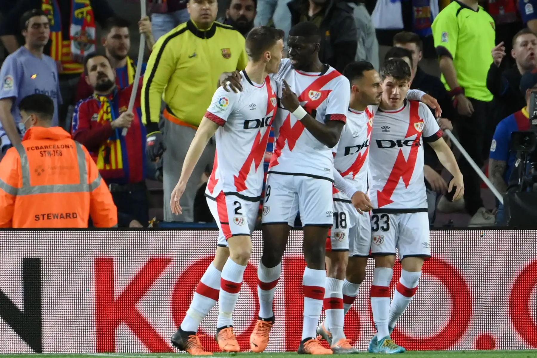 El centrocampista español del Rayo Vallecano, Álvaro García Rivera , celebra con sus compañeros después de marcar un gol durante el partido de fútbol de la liga española entre el FC Barcelona y el Rayo Vallecano de Madrid en el estadio Camp Nou de Barcelona el 24 de abril de 2022.
Foto: AFP
