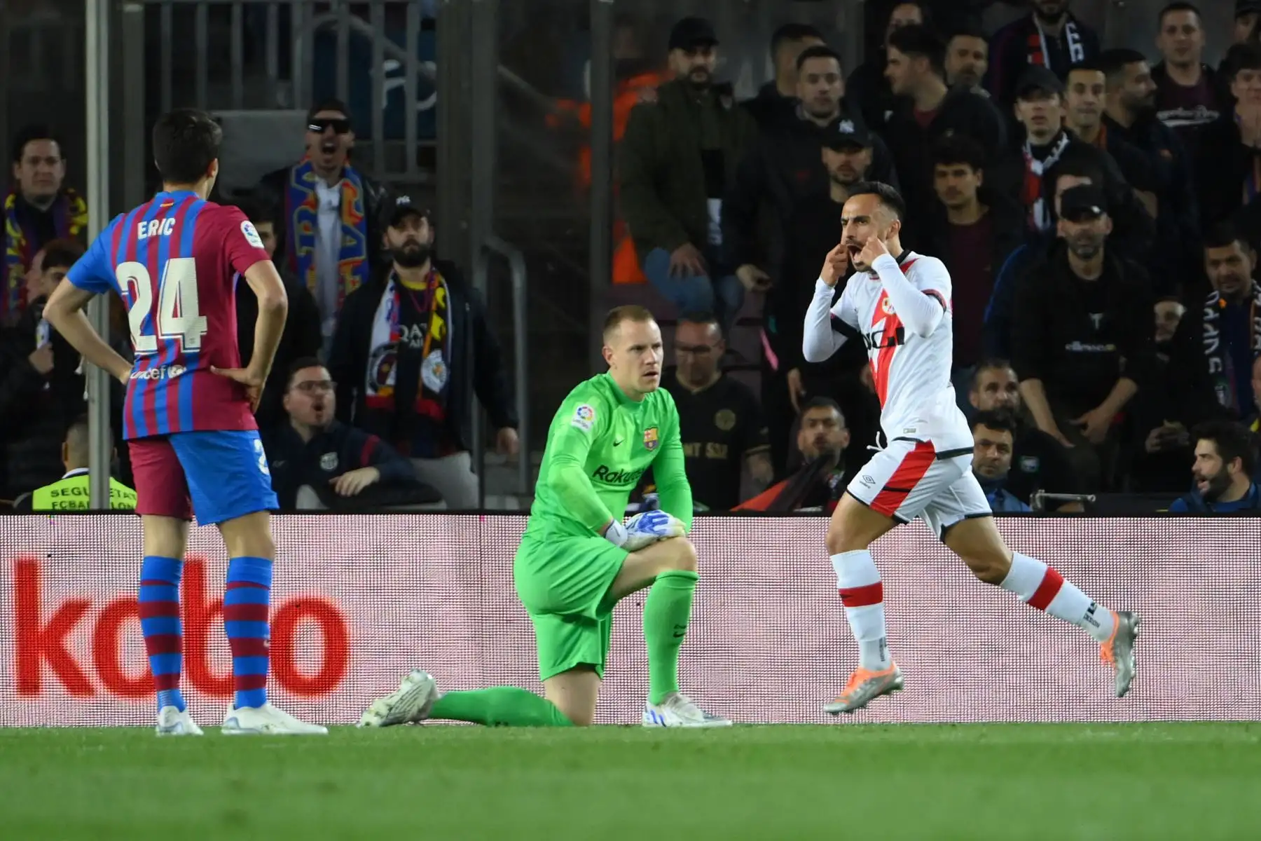 El centrocampista español del Rayo Vallecano, Álvaro García Rivera, celebra después de marcar un gol durante el partido de fútbol de la liga española entre el FC Barcelona y el Rayo Vallecano de Madrid en el estadio Camp Nou.
Foto: AFP