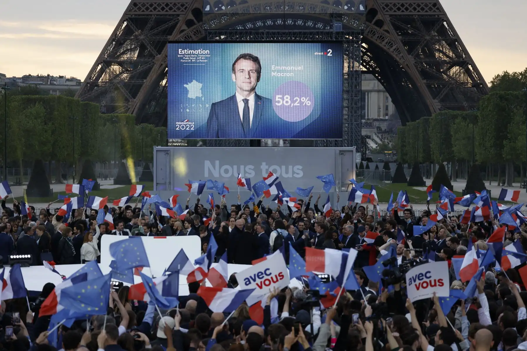 Simpatizantes antes de la llegada del presidente francés y candidato a la reelección del partido La Republique en Marche (LREM), Emmanuel Macron, en el Champ de Mars, en París. Foto: AFP