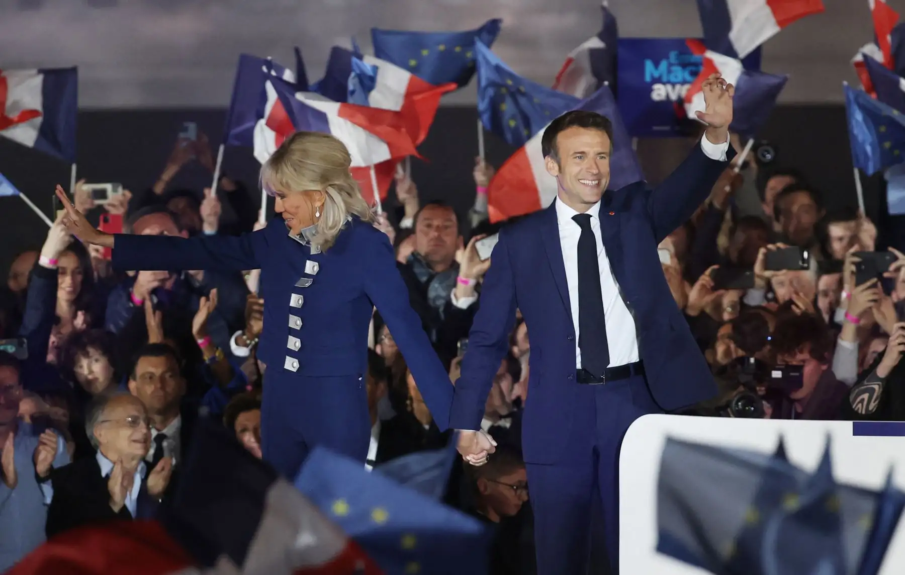 El presidente francés y candidato del partido La Republique en Marche (LREM) para la reelección, Emmanuel Macron y su esposa Brigitte Macron, celebran después de su victoria en las elecciones presidenciales de Francia. Foto: AFP