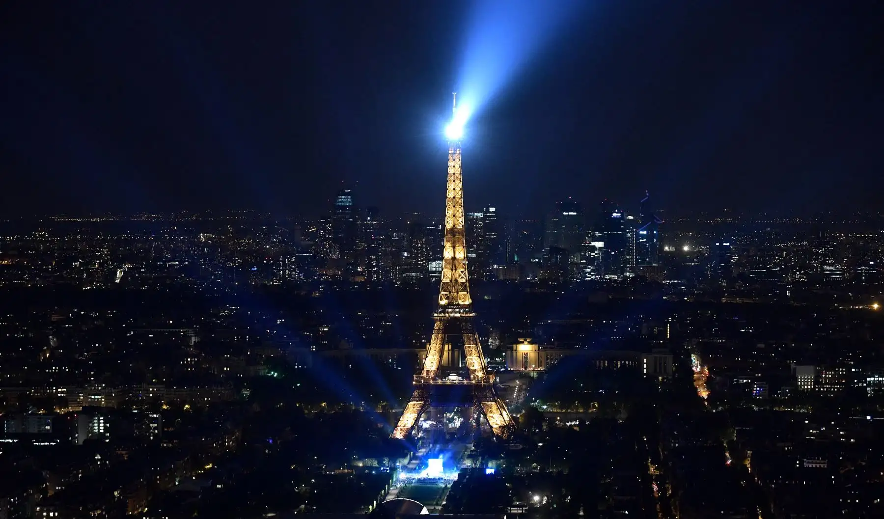 La Torre Eiffel iluminada después de que el presidente francés y candidato a la reelección del partido La Republique en Marche (LREM), Emmanuel Macron, obtuviera la victoria en las elecciones presidenciales de Francia. Foto: AFP