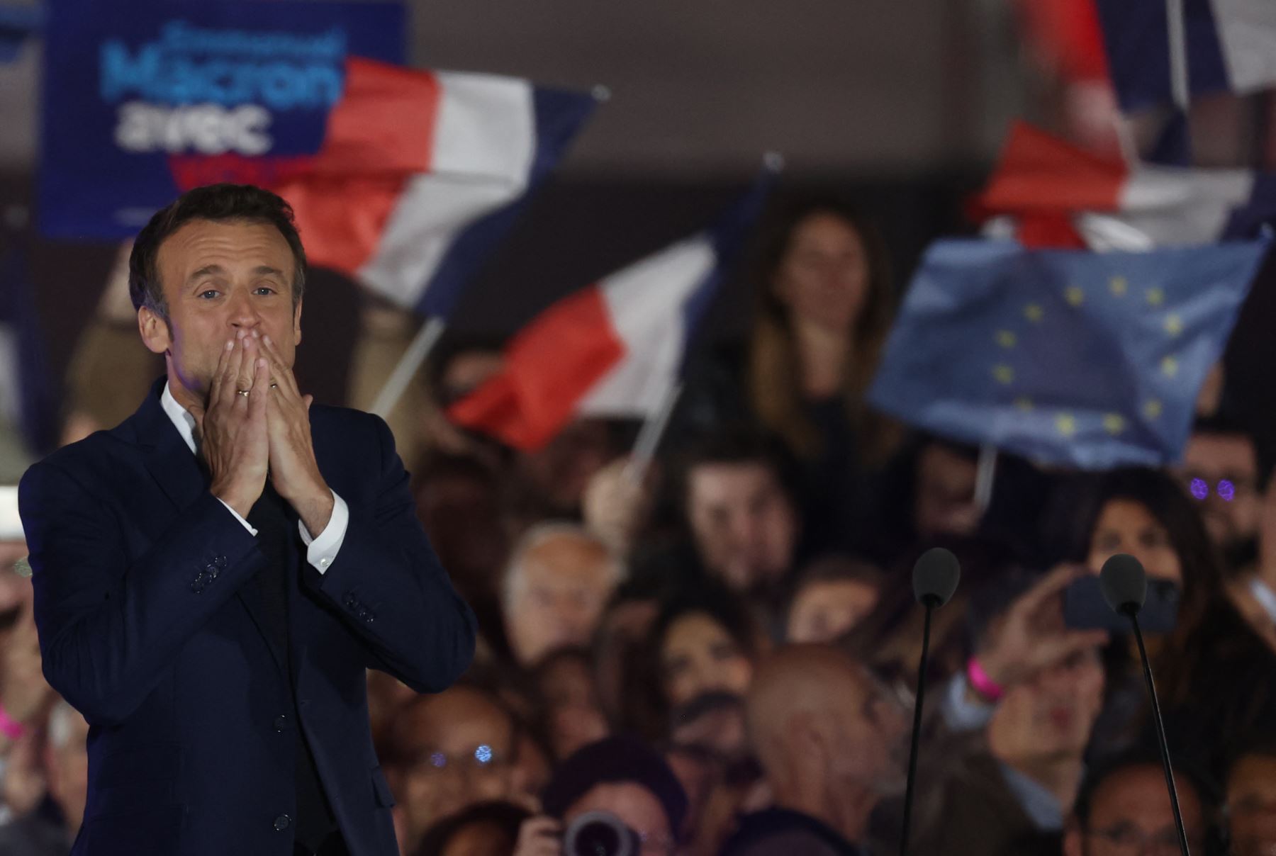Emmanuel Macron promete dar respuesta al voto de los descontentos