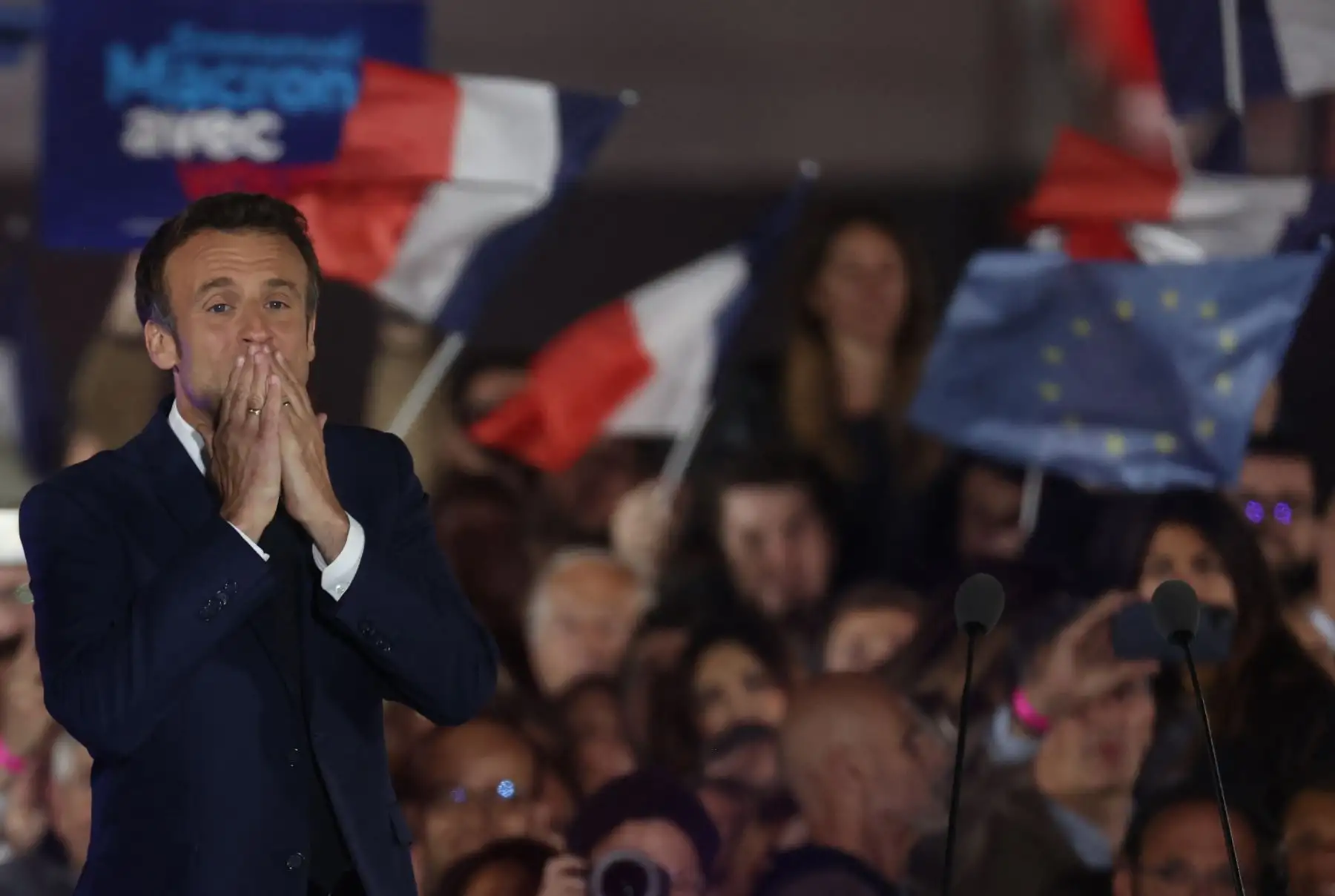 El presidente francés y candidato a la reelección del partido La Republique en Marche (LREM), Emmanuel Macron, celebra después de su victoria en las elecciones presidenciales de Francia. Foto: AFP