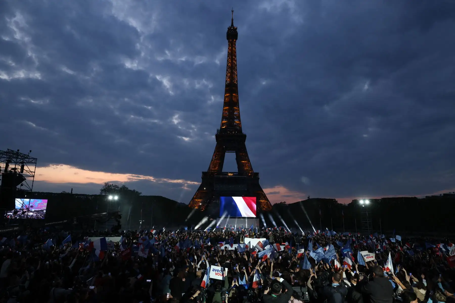 Los partidarios reaccionan después de la victoria del presidente francés y candidato del partido La Republique en Marche (LREM) para la reelección, Emmanuel Macron, en las elecciones presidenciales de Francia. Foto: AFP