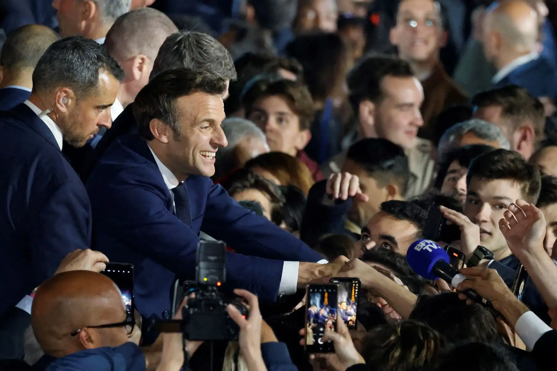 El presidente francés y candidato a la reelección del partido La Republique en Marche (LREM), Emmanuel Macron (2L), saluda a sus partidarios después de su victoria en las elecciones presidenciales de Francia. Foto: AFP