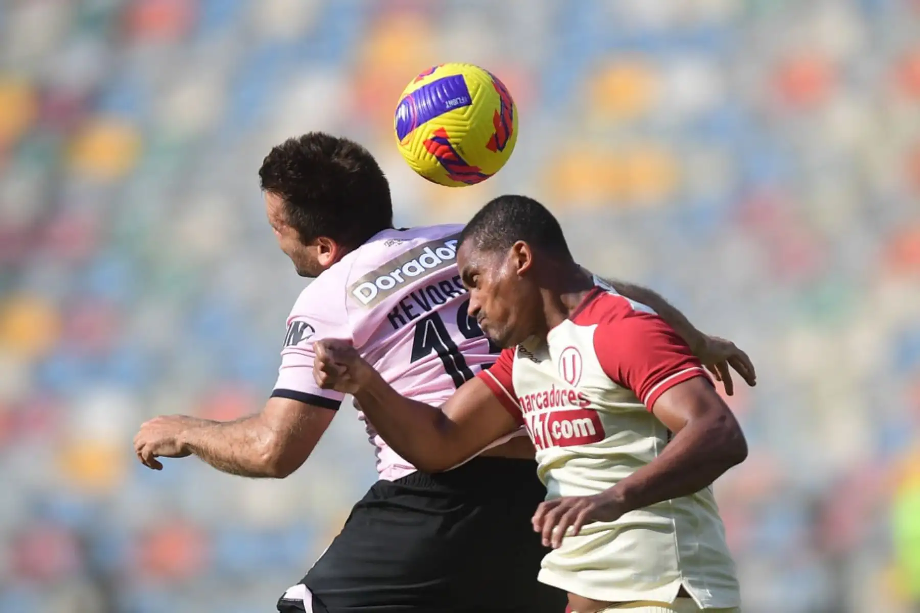 Nelinho Quina de Universitario disputa un balón aéreo con su rival de Sport Boys durante partido por la jornada 11 de la Liga 1, en el Estadio Monumental. Foto: Liga 1