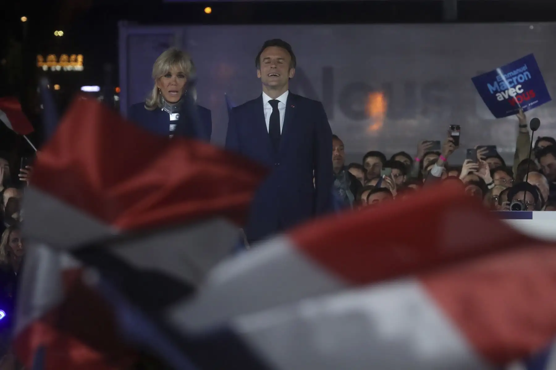 El presidente francés Emmanuel Macron y su esposa Brigitte Macron celebran después de ganar la segunda vuelta de las elecciones presidenciales de Francia. Foto: EFE