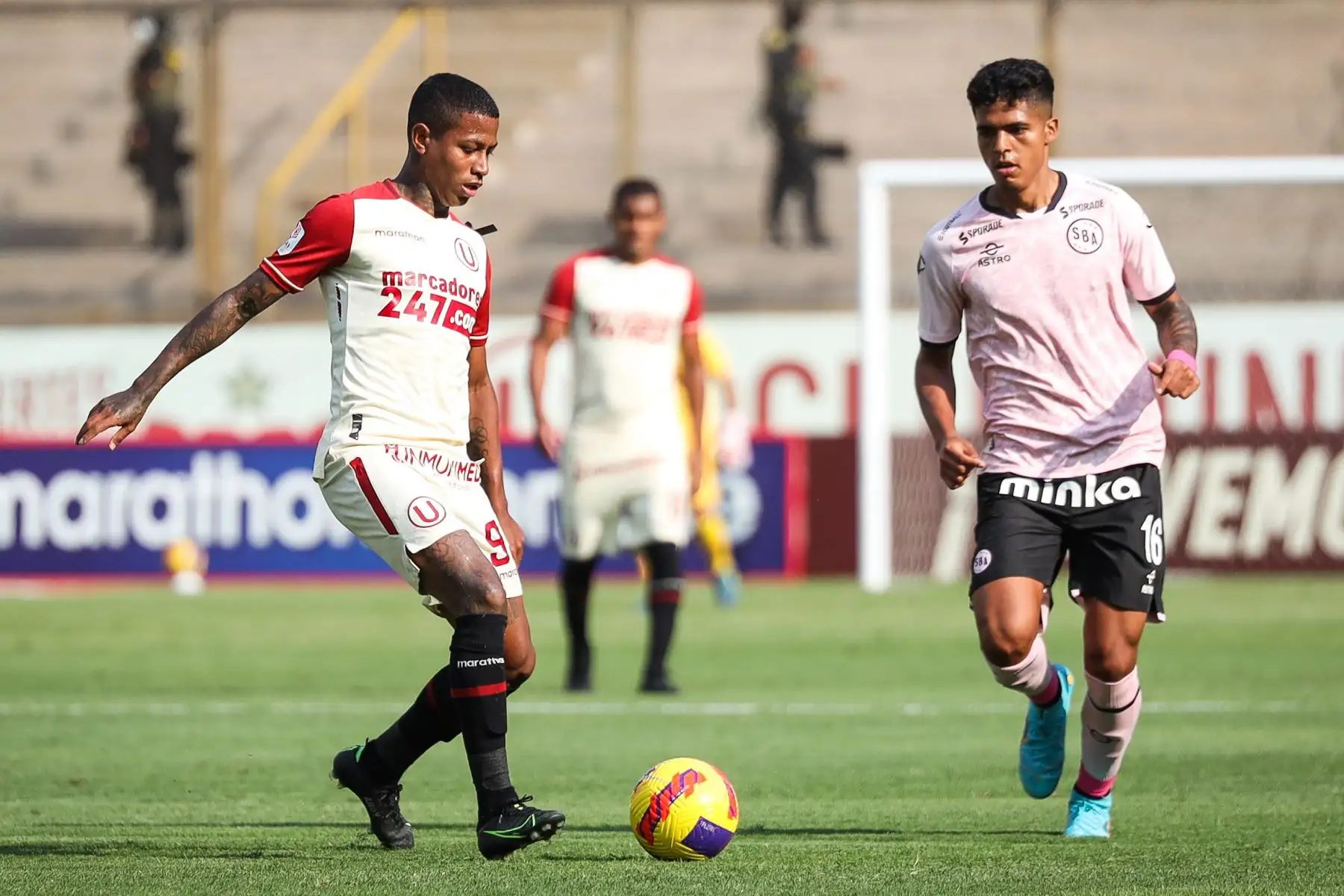 Andy Polo de Universitario controla el balón ante la marca de su rival de Sport Boys durante partido por la jornada 11 de la Liga 1, en el Estadio Monumental. Foto: Nelinho Quina de Universitario controla el balón ante la marca de su rival de Sport Boys durante partido por la jornada 11 de la Liga 1, en el Estadio Monumental. Foto: Universitario de Deportes