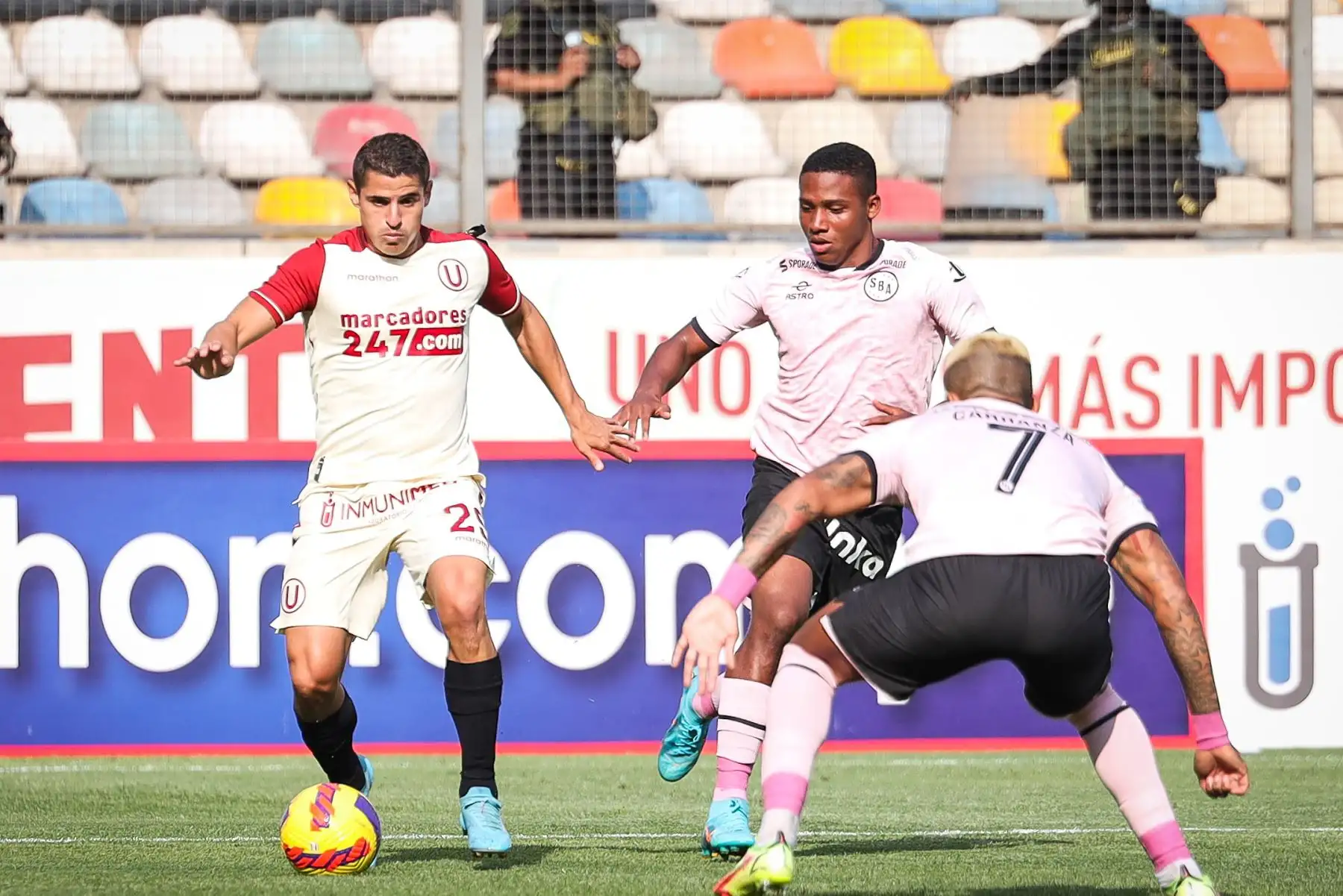 Aldo Corzo de Universitario controla el balón ante la marca de su rival de Sport Boys durante partido por la jornada 11 de la Liga 1, en el Estadio Monumental. Foto: Nelinho Quina de Universitario controla el balón ante la marca de su rival de Sport Boys durante partido por la jornada 11 de la Liga 1, en el Estadio Monumental. Foto: Universitario de Deportes