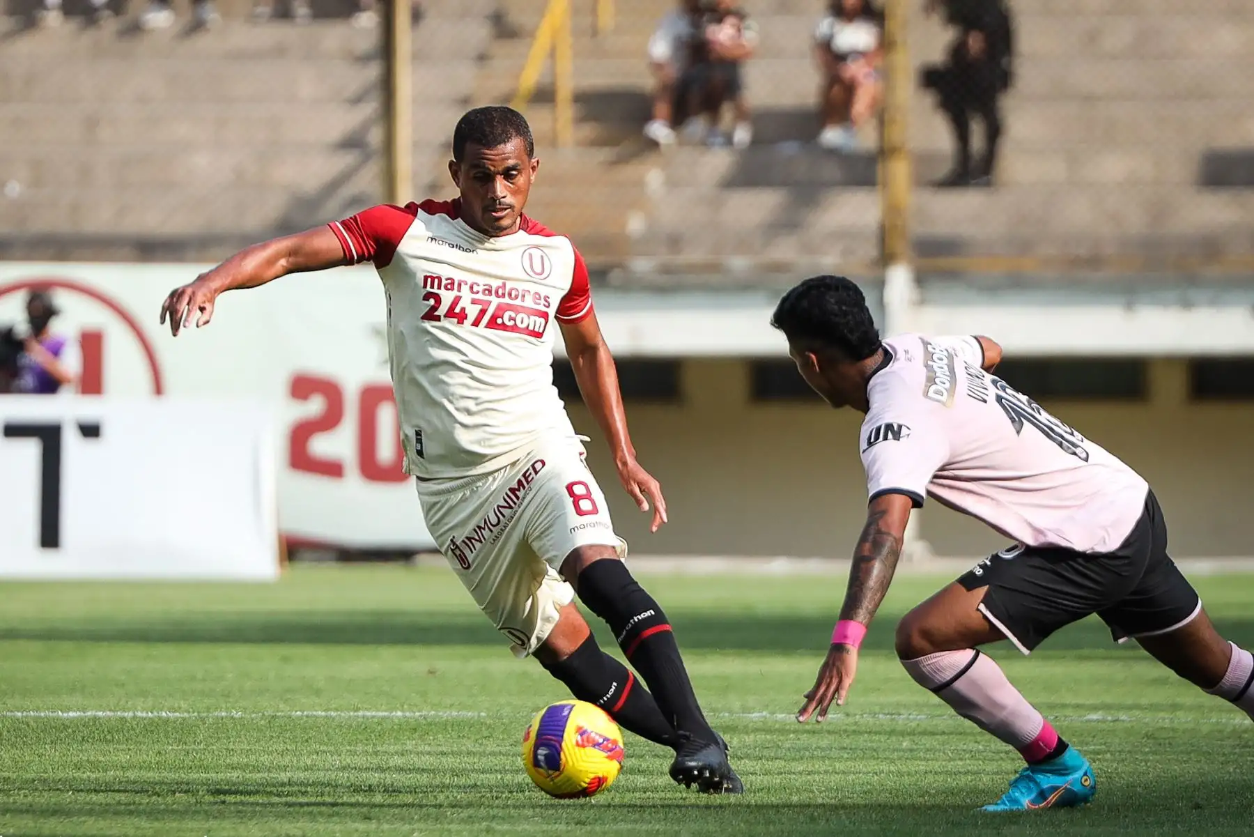 Nelinho Quina de Universitario controla el balón ante la marca de su rival de Sport Boys durante partido por la jornada 11 de la Liga 1, en el Estadio Monumental. Foto: Universitario de Deportes