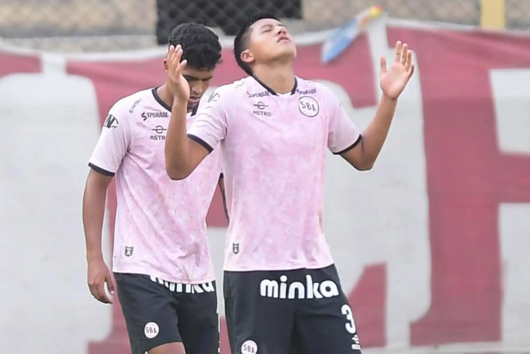 Jostin Alarcón de Sport Boys celebra tras marcar el gol de empate ante Universitario durante partido por la jornada 11 de la Liga 1, en el Estadio Monumental. Foto: Liga 1